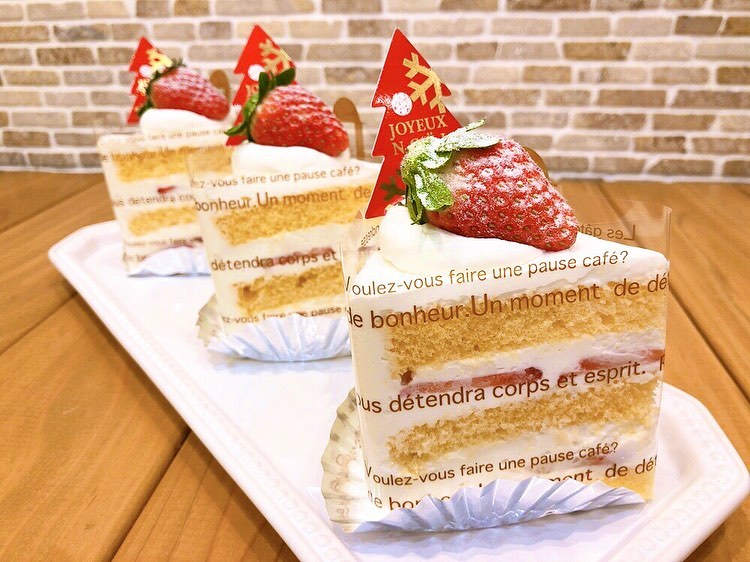 大人気苺のショートケーキがクリスマス仕様になっています♬　　　　粉糖のかかった丸ごと苺に可愛いツリーをのせました　　　　一足早いクリスマス気分をいかがでしょうか　　　　明日、明後日はお店はお休みとなります。