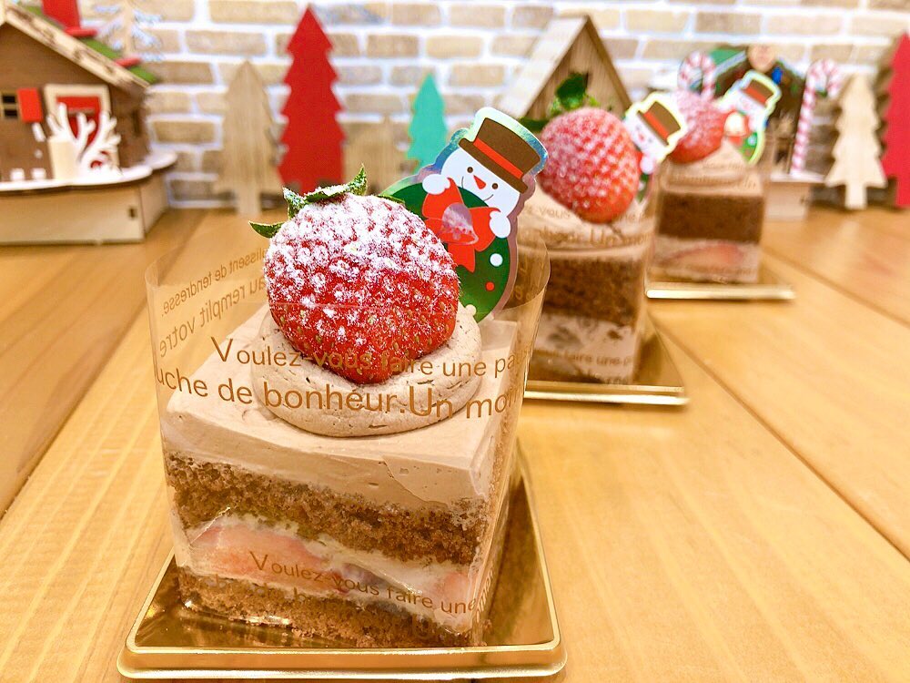 クリスマス限定チョコ生ショートケーキが出ています是非お試しください　　　本日はホールのクリスマスケーキカットケーキのバラ売り共にございます♬　　　24、25日はカットケーキはバラ売りではなくセット販売のみとなる予定です。