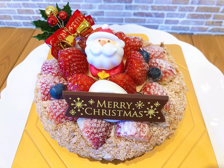 本日もクリスマスケーキ各種ご用意しております　　　　クリスマス限定の苺タルトガトーショコラもご用意しております♬　　　ぜひお試しください　　　※カットケーキはセット販売のみとなります。