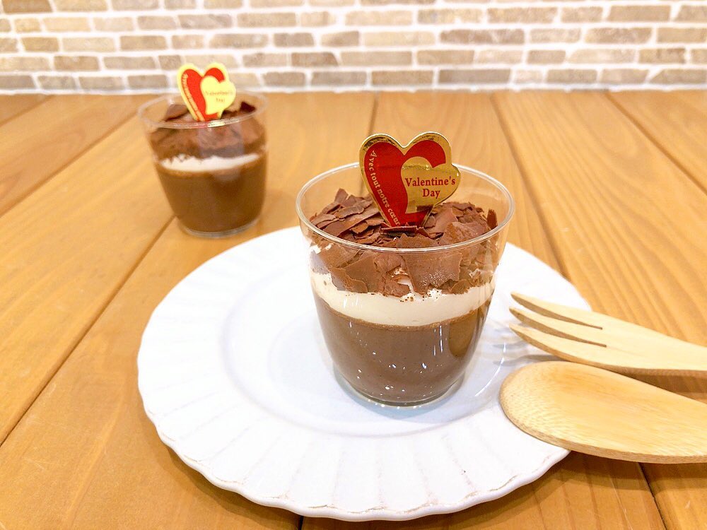 昨日からチョコプリンも期間限定で出ています♡　　　　　滑らかで濃厚なチョコレートプリンにたっぷりの生クリームと削りチョコを乗せました♬　　　　バレンタインの贈り物にどうぞ　　　　バレンタインケーキは勿論、チョコレートや焼き菓子も沢山ご用意しております♪　　　是非お立ち寄りください　　　　