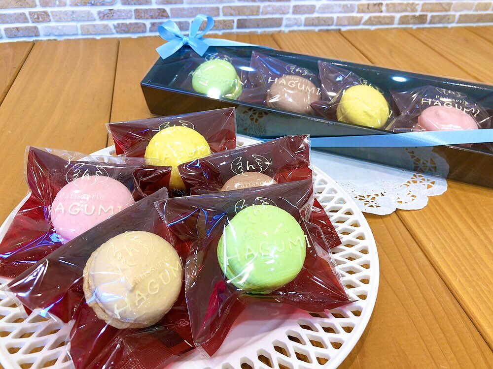 マカロン本日から出ています♬　　　　　♡ピスタチオ♡チョコレート♡柚子♡桜フランボワーズに♡カフェキャラメルのお味も加わって5種類ご用意しています　　　　　　　　ピスタチオ、チョコレート、柚子、桜フランボワーズの4種類が入ったマカロン4個入りもございます♡　　　　　マカロン4個入りは、お好きなお味でお詰め合わせすることも可能です♬お気軽にお声がけください　　　　　