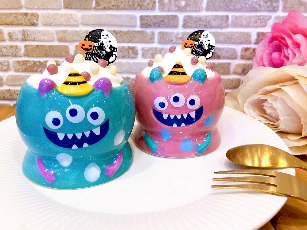 ハロウィンが近づいてきて、徐々にショーケースもハロウィン仕様になっています♡ 写真は先日から出ているパンプキンモンスターです♬ なめらかなかぼちゃブリュレの上にキャラメルミルクチョコムースを層にし、カボチャの甘露煮とたっぷりの生クリームを飾りました キュートなモンスターのカップに入って皆様のご来店をお待ちしております