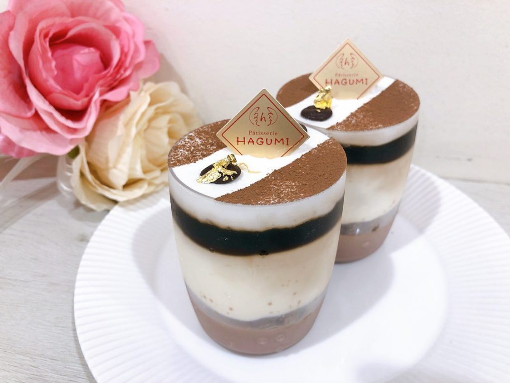 昨日から新しくカプチーノショコラ出ています️ なめらかなミルクチョコムースにバニラムース、コーヒーをたっぷり染み込ませたスポンジを重ね、ほろ苦いコーヒーゼリーと生クリームを乗せました♡ 甘さ控えめでさっぱりとお召し上がり頂けるスイーツです♡ また、メープルクッキーがもう少しで販売終了となり、新しく紅茶クッキー?が出ます メープルクッキー、食べ収めに是非