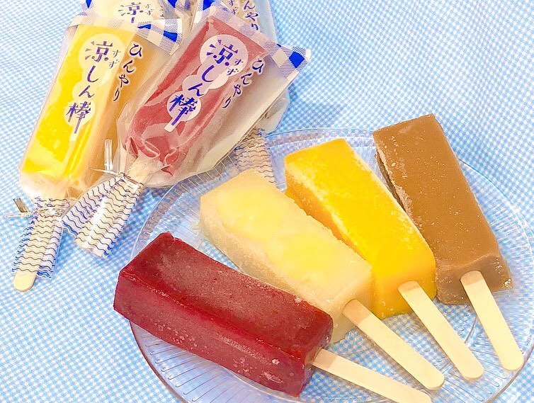 涼しん棒今年も出ています葛ゼリーを凍らせた夏限定スイーツ！凍ったままならアイスキャンディー風、溶けるとプルプルもっちり♡な葛特有の食感が堪らないスイーツです 葛ゼリーなので溶けても手が汚れずお召し上がり頂けます 葛は健康にも良いのでお子様から大人まで皆様に大人気のスイーツ 暑くなってきたこの季節、おやつに、お手土産にオススメです️