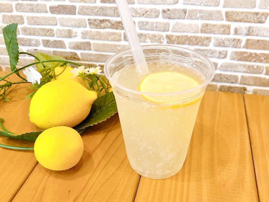 🍋ぷるぷるレモンスカッシュ🍋今年も始まりました♡瀬戸内レモン果汁を使用したしゅわしゅわレモンスカッシュにぷるぷるレモンゼリー🍋と冷凍レモンの輪切りを入れてさっぱり美味しい♡レモンスカッシュが出来ました なんと、はぐみのレモンスカッシュは氷🧊を一切入れていません！！レモンスカッシュとゼリーを思う存分味わって頂きたい！というシェフ‍のこだわりが詰まったレモンスカッシュ暑い日にぴったりです♡是非お召し上がりください♬  余談ですが、2枚目の画像の「ぷるぷるレモンスカッシュ」のフォント、可愛すぎませんか？🥺ご案内を作成しながら可愛いー！映えるー！と1人でテンションが上がっておりました♡フォント作成されてる方いつも大変お世話になっております🥺ありがとうございますドンピシャで求めていたフォントが見つかるとイメージや想いを代弁してくれるようでめちゃくちゃ嬉しくなります♡ 今回のレモンスカッシュのフォントは可愛すぎてこれから乱用する予感です